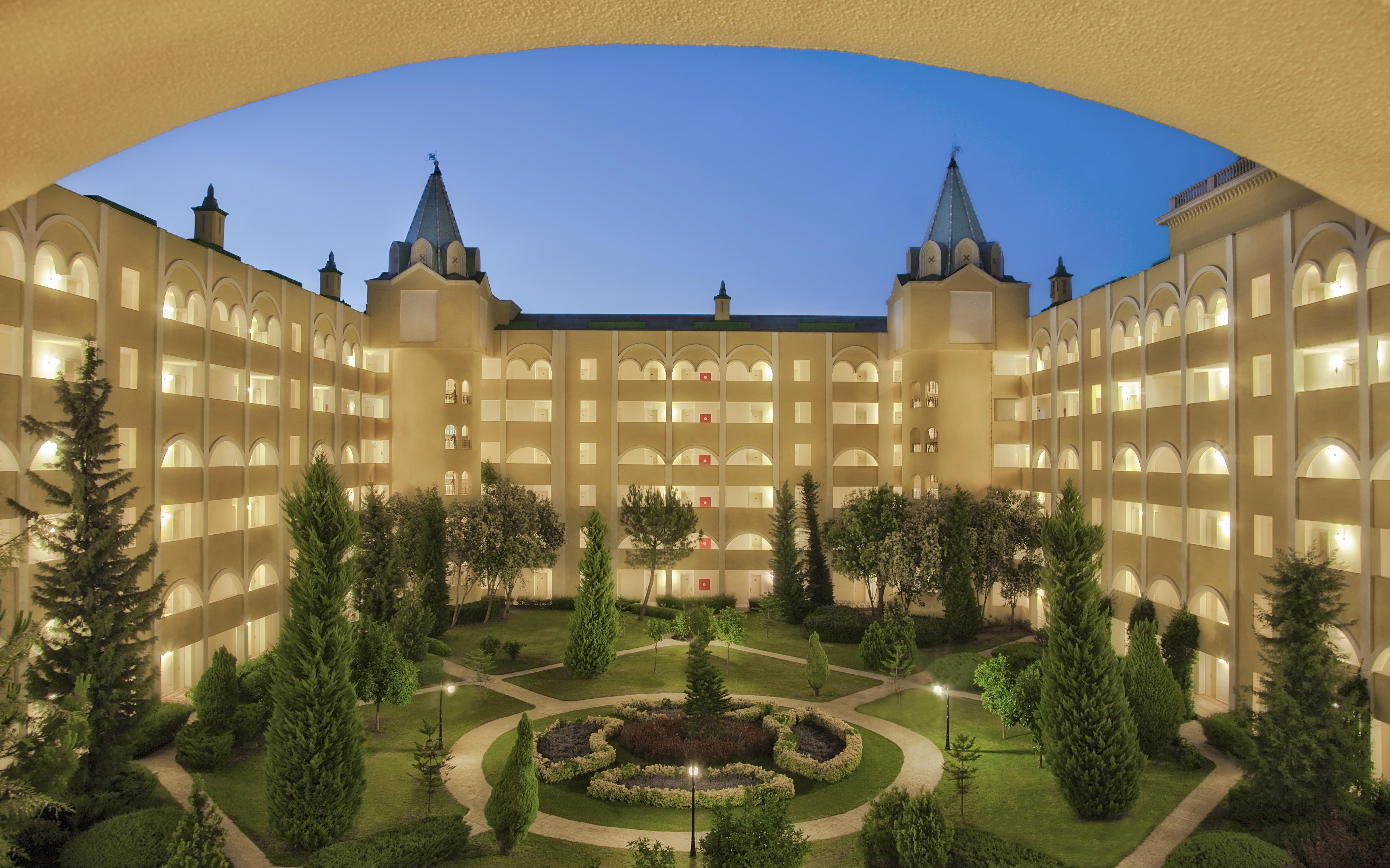 Kremlin Palace Antalya Exterior photo The hotel's courtyard