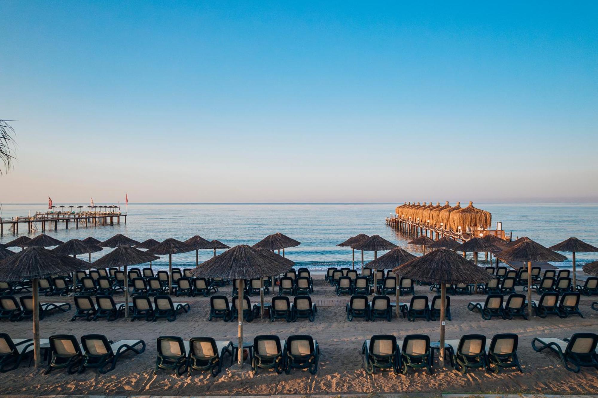 Kremlin Palace Antalya Exterior photo The beach at the resort