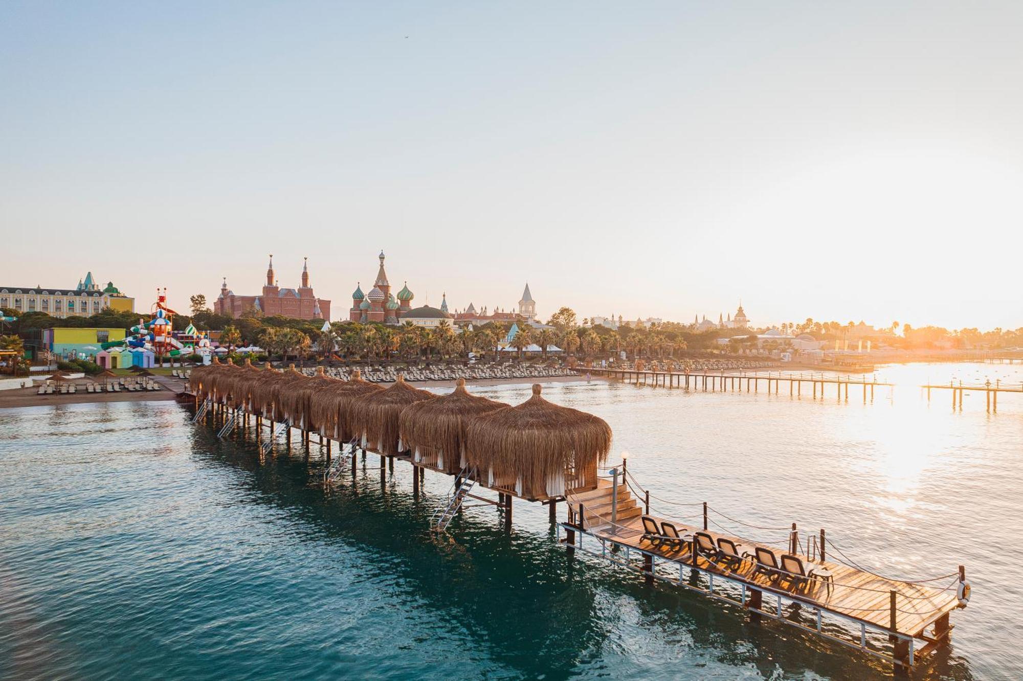 Kremlin Palace Antalya Exterior photo Sunset at the pier