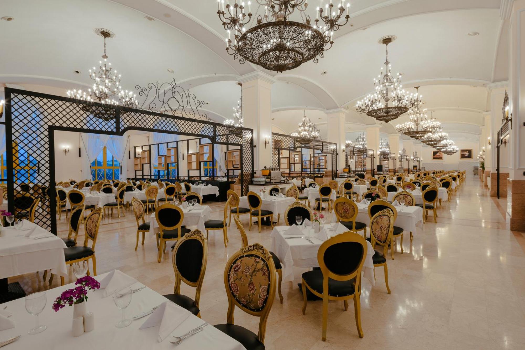 Kremlin Palace Antalya Exterior photo The restaurant